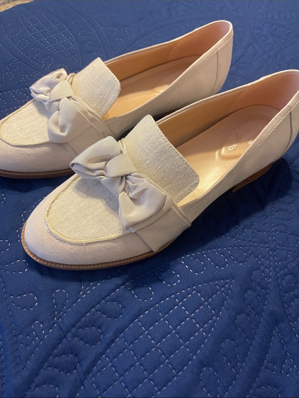 Bandolino Cream Bow Loafers for Women - Picture 2 of 7